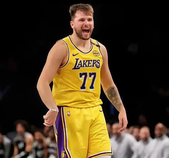 东契奇重要时刻领先优势明显,湖人带队取胜!观众掌声雷动(东契奇nba得分容易) 东契奇重要时刻领先优势明显,湖人带队取胜!观众掌声雷动(东契奇nba得分容易)