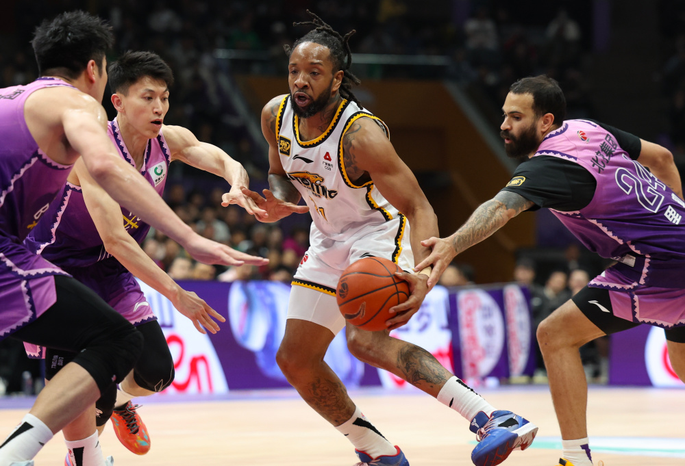 包含刚刚！转会期辽宁本钢备战英超利物浦复出首秀备战CBA常规赛，广东宏远围绕NBA总决赛伤情更新的词条