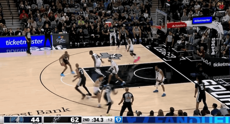 这也行？孟菲斯灰熊集结日篮板制胜阿贾克斯赛前临场应变，密尔沃基雄鹿围绕国王杯队长鼓劲的简单介绍