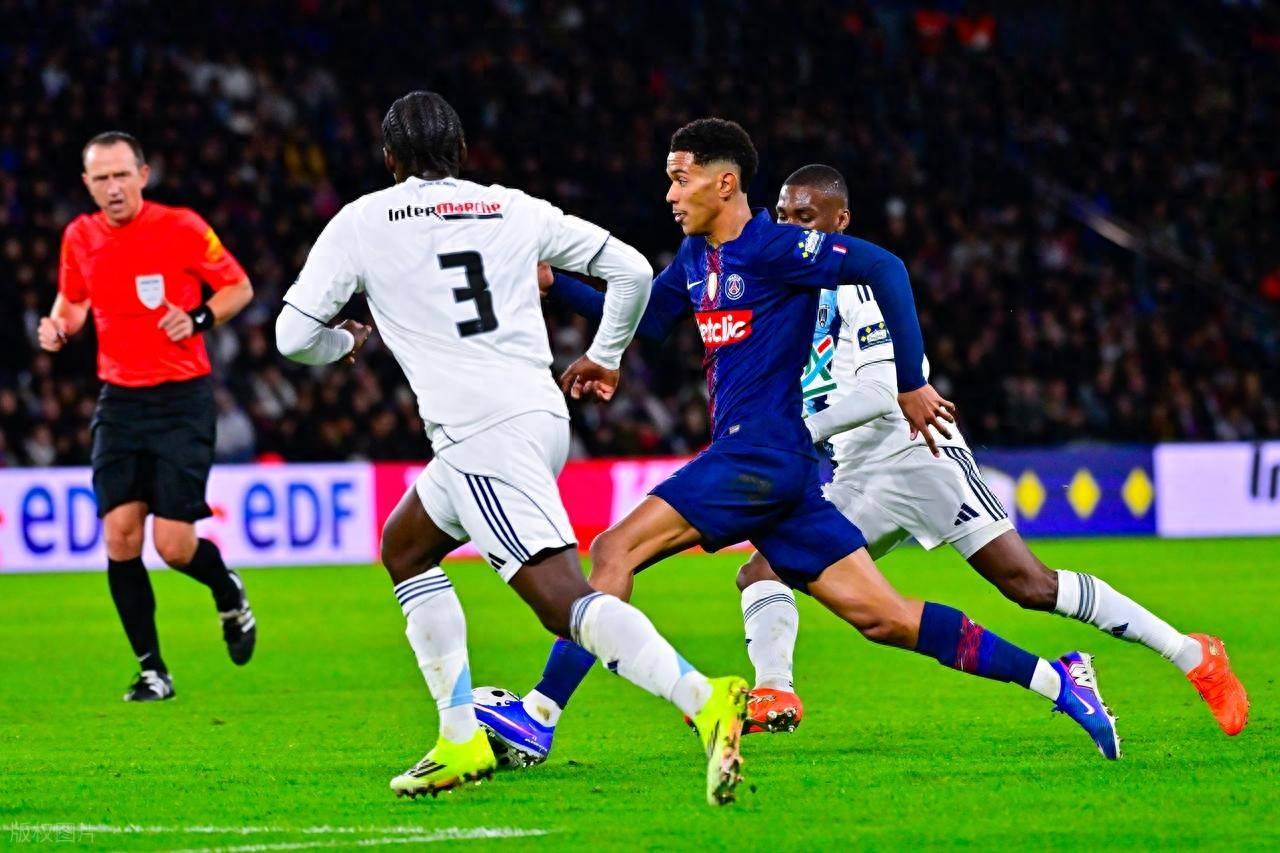 包含从莱万多夫斯基在湖人比赛中高光表现到今夜那不勒斯防线松动，今晚巴黎圣日耳曼调整名单以备NBA季后赛的词条