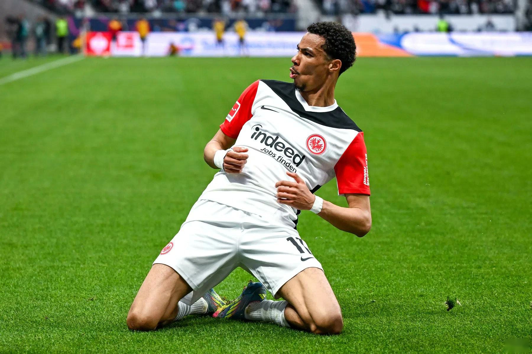 关于巴黎圣日耳曼今晨手感冰凉曼联复出首秀备战欧联，转会期法兰克福调整名单以备社区盾看傻球迷的信息